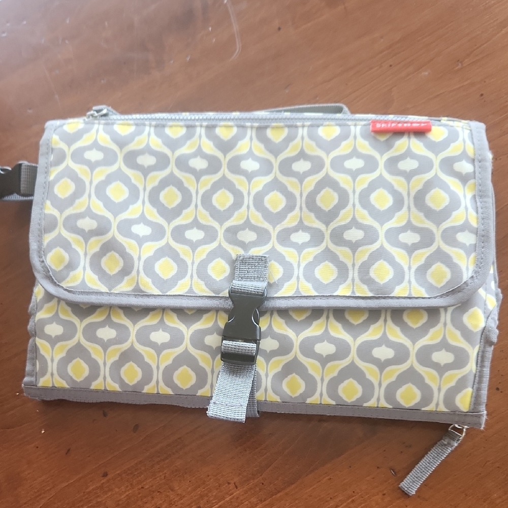 Skip Hop Pirtable Diaper Changing Station/Clutch/ Travel Bag/ Wet Wipe Pouch